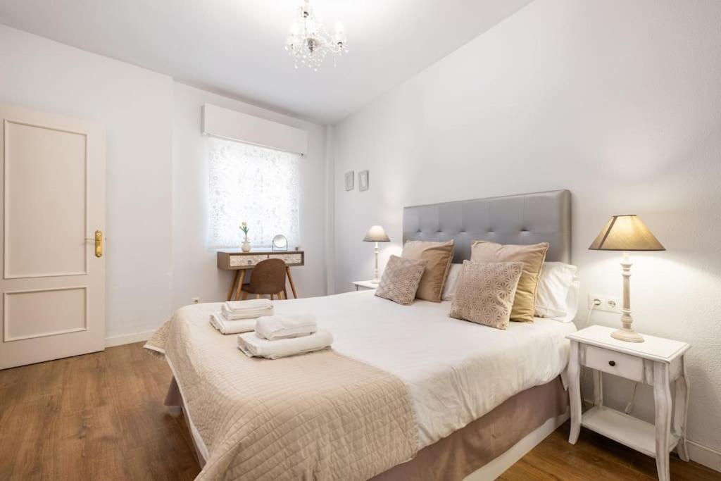 Posteľ alebo postele v izbe v ubytovaní Historical Center Apartment Malaga parking and smart tv