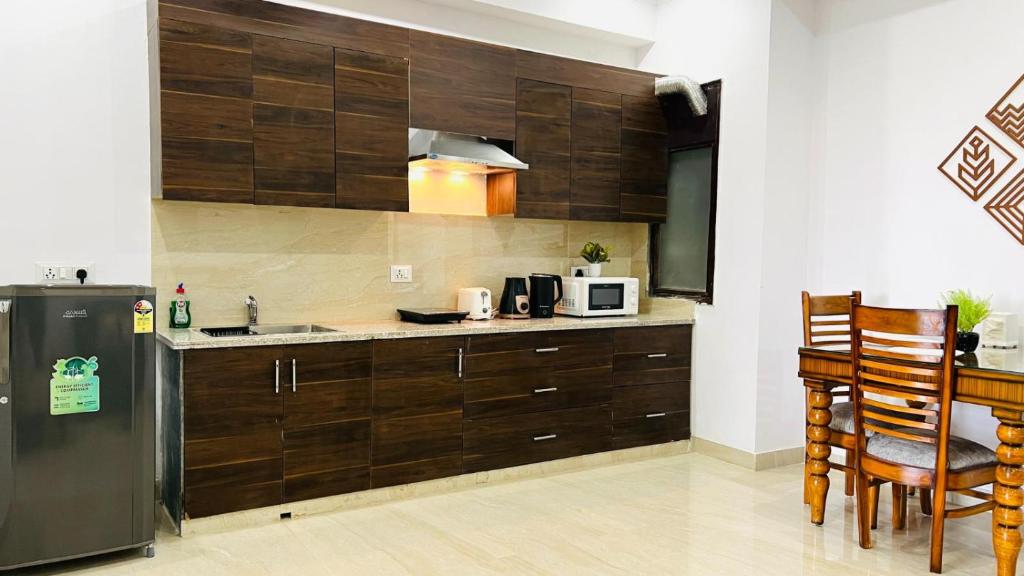 Kuchyň nebo kuchyňský kout v ubytování ZEN Suites - Golf Course Road Gurgaon
