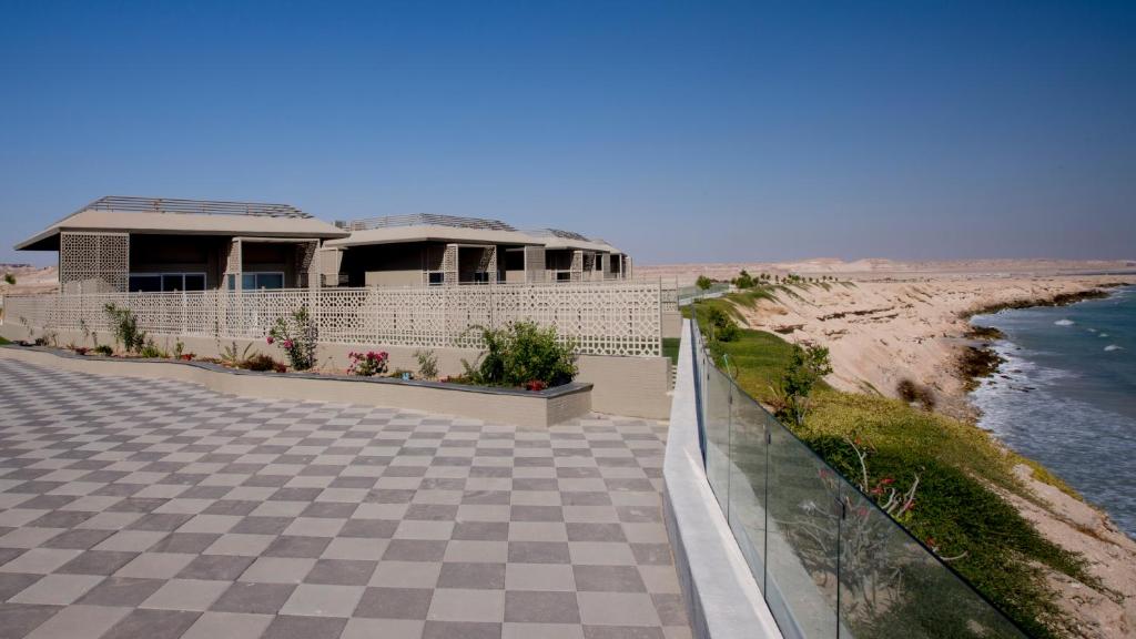 Elite Villa في الدقم: منزل على الشاطئ مع أرضية متقاطعة