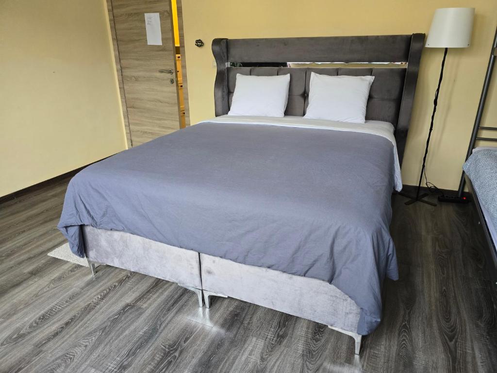 - une chambre avec un grand lit et une couette grise dans l'établissement Right Choice Studio, à Anvers