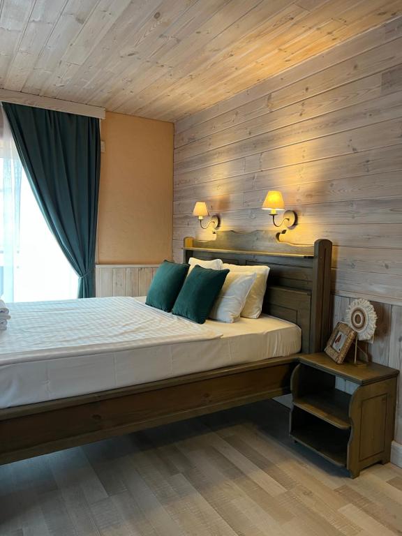 Llit o llits en una habitació de Agate Hotel