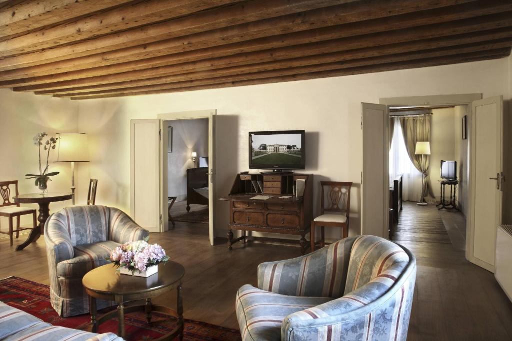 A seating area at Hotel Villa Cornér Della Regina