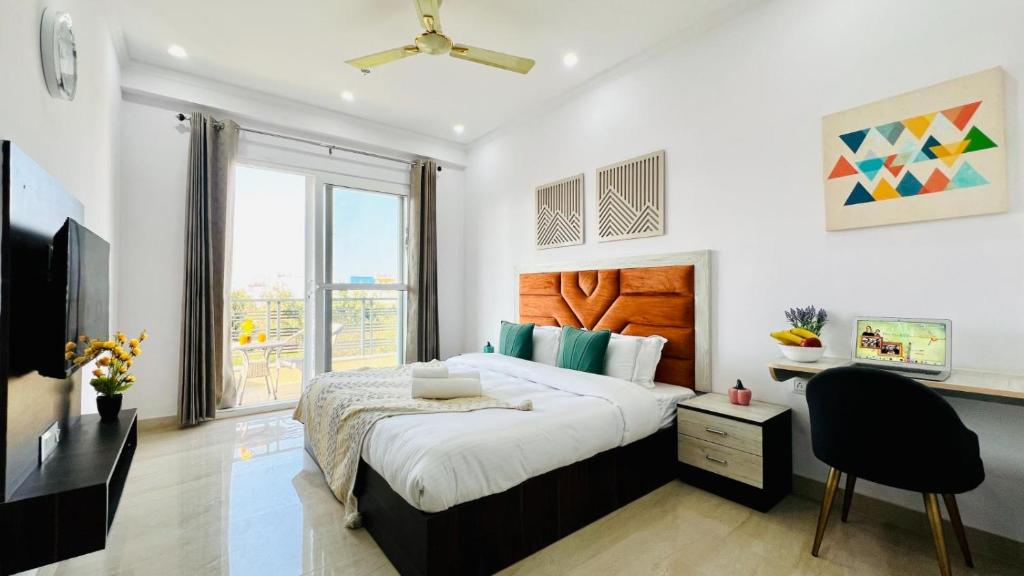 Postel nebo postele na pokoji v ubytování ZEN Suites - Golf Course Road Gurgaon