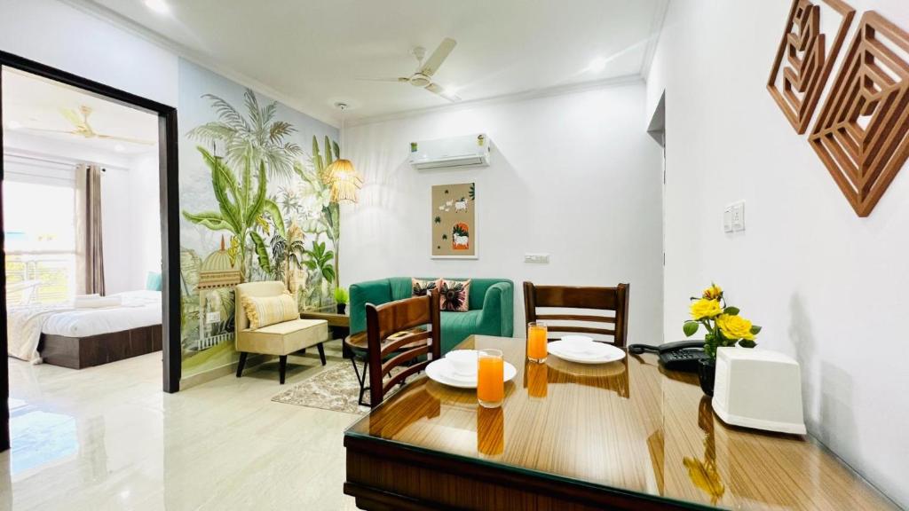 ZEN Suites - Golf Course Road Gurgaon في جورجاون: غرفة طعام وغرفة معيشة مع طاولة وكراسي