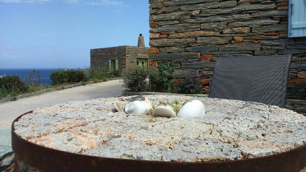SEA VIEW في Korissia: ثلاثة بيض جالسين فوق حمام الطيور