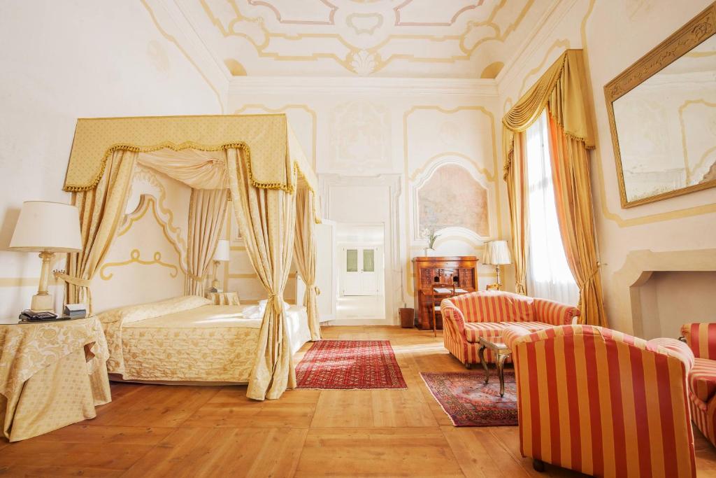 A bed or beds in a room at Hotel Villa Cornér Della Regina