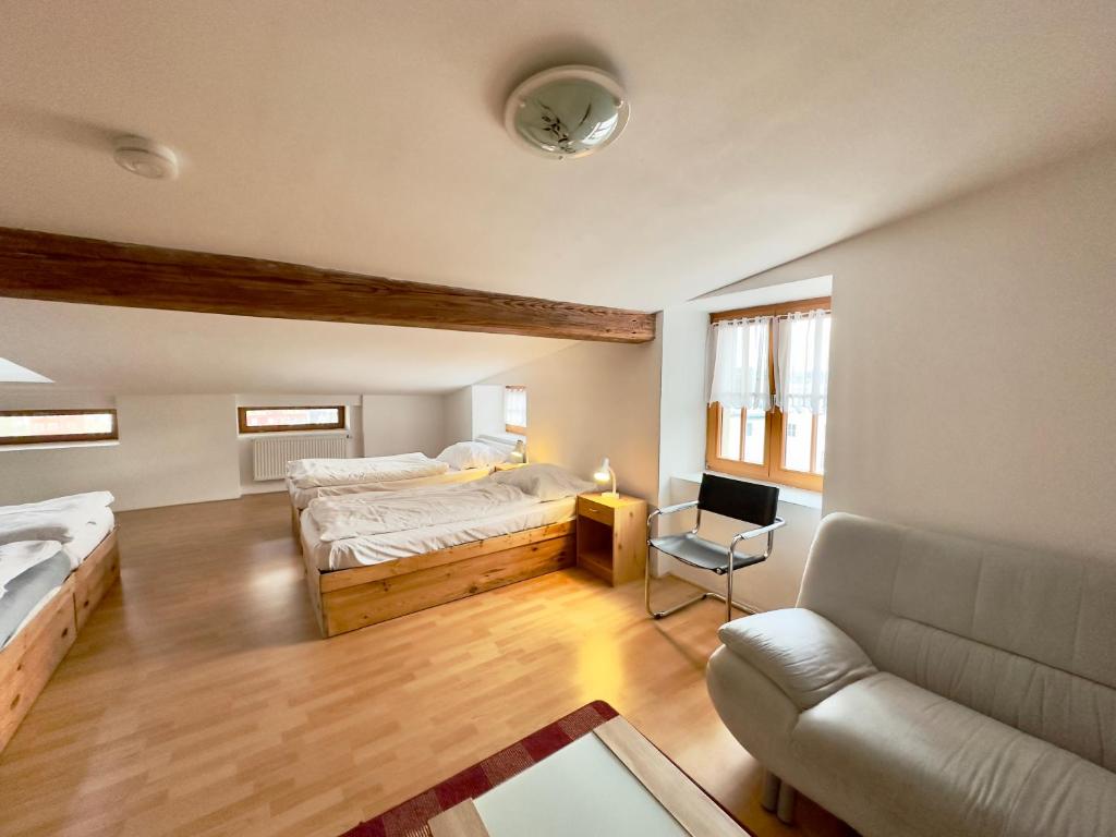 Picobello Pension في غورليتز: غرفة معيشة بها سريرين وأريكة