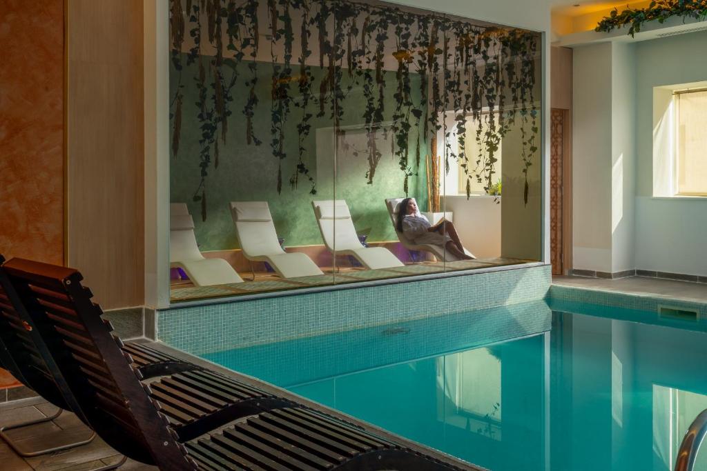 A piscina localizada em Novotel Bucharest City Centre ou nos arredores