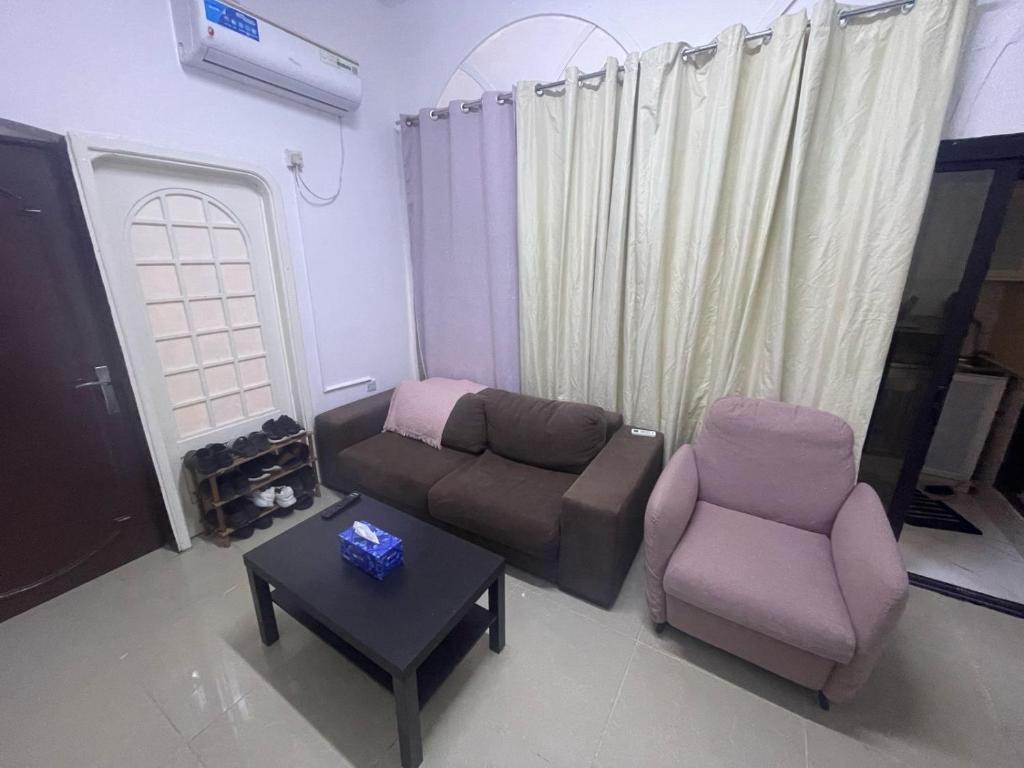 sala de estar con sofá, 2 sillas y mesa en Your private hotel oasis awaits! en Abu Dabi