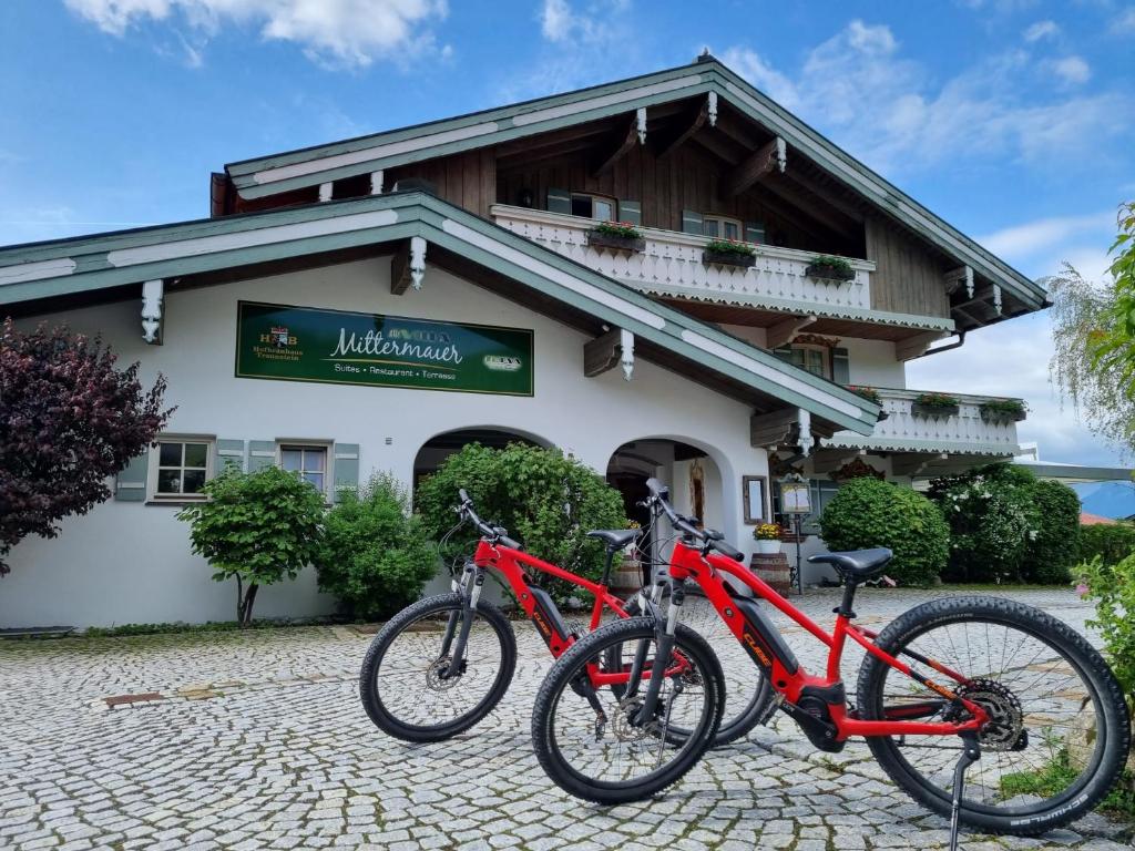 deux vélos garés devant un bâtiment dans l'établissement DEVA Villa Mittermaier, à Reit im Winkl