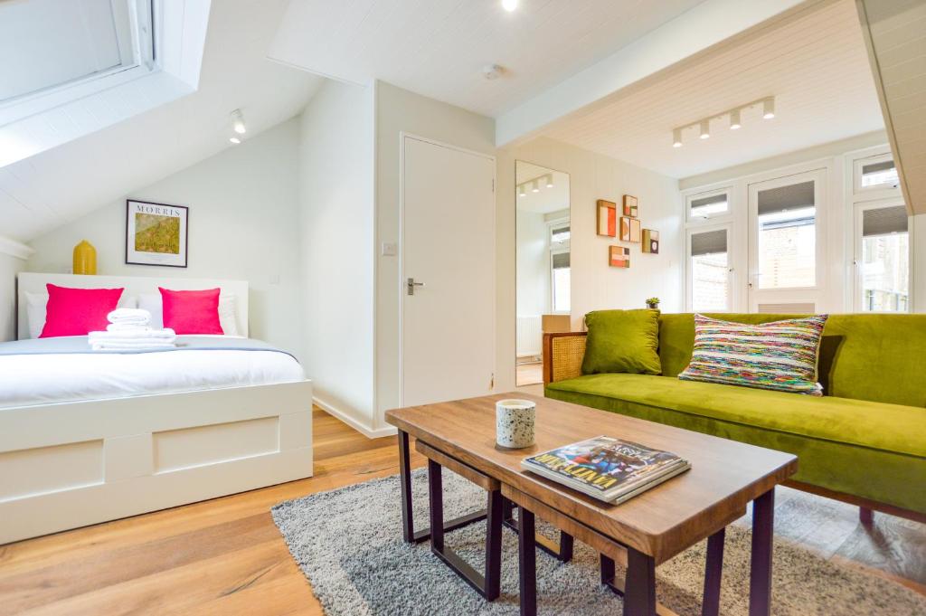 Split Level Studio At West Hampstead By Concept Apartments