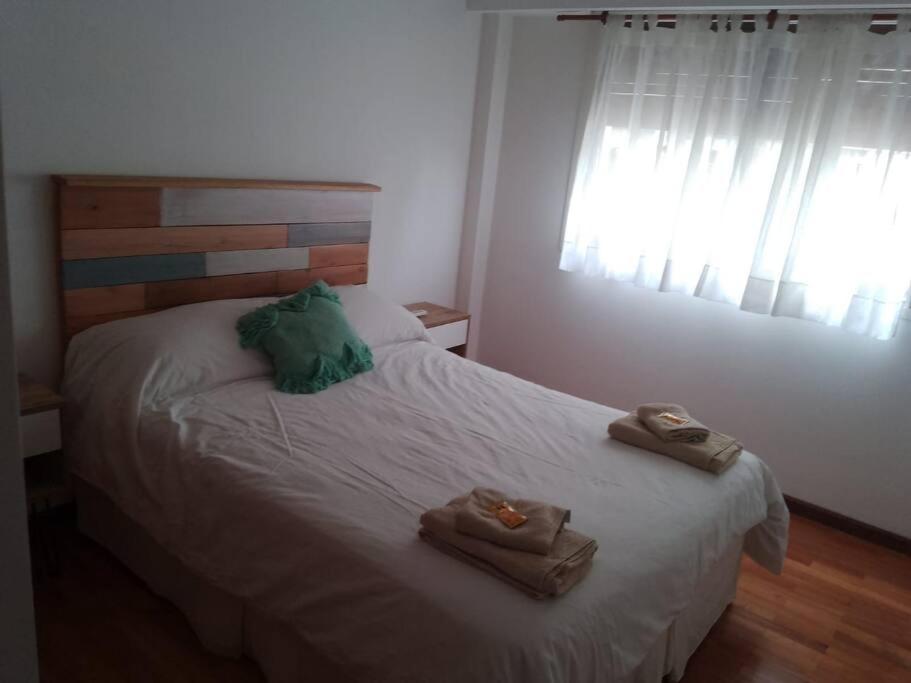 een slaapkamer met een bed met twee handdoeken erop bij Mitre 1 in Buenos Aires