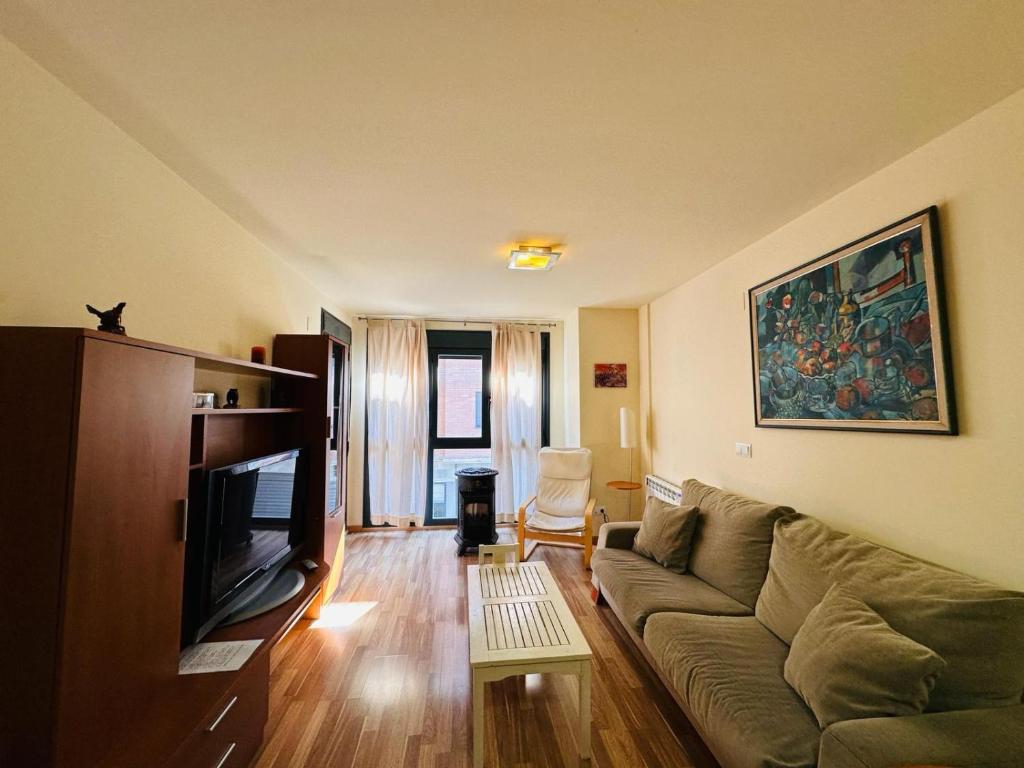 TV a/nebo společenská místnost v ubytování Bonito Apartamento en Ainsa