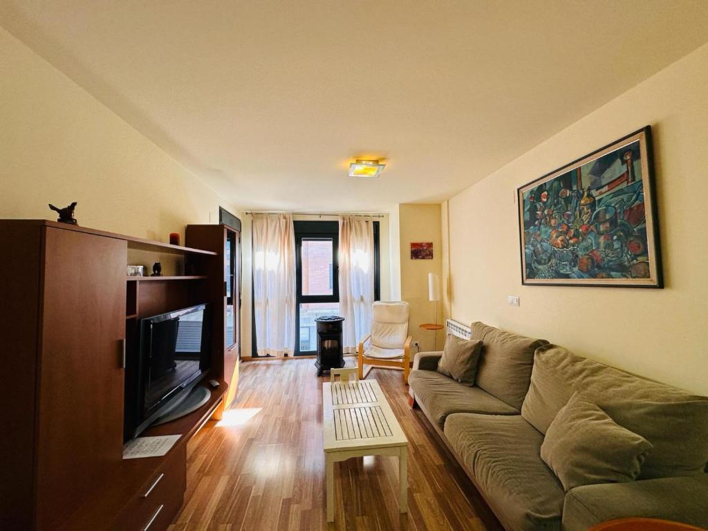 TV a/nebo společenská místnost v ubytování Bonito Apartamento en Ainsa
