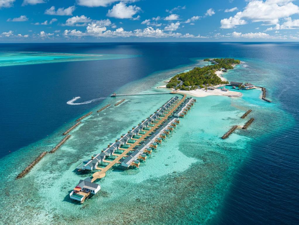 una vista aérea de una isla en el océano en OBLU NATURE Helengeli-All-Inclusive with free Transfers en North Male Atoll