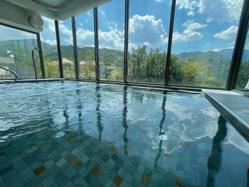 Nespecifikovaný výhled na hory nebo výhled na hory při pohledu z hotelu