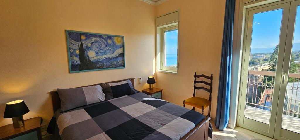 1 dormitorio con cama y ventana grande en Miramare Apartment, en Acquedolci