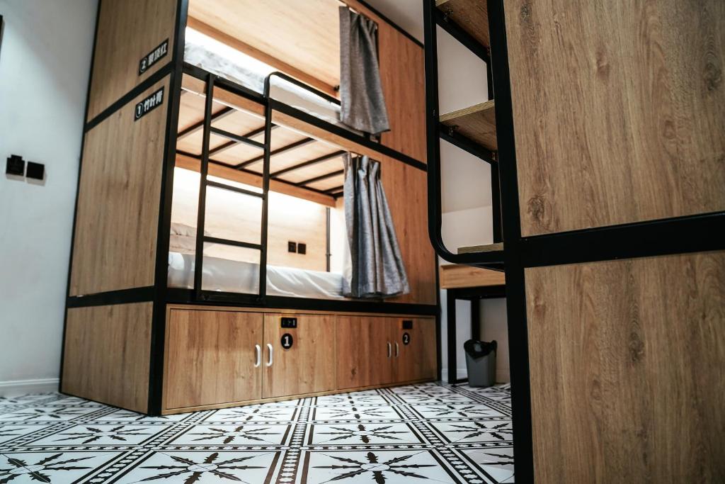 POSHPACKER·Chengdu Local Tea Hostel - Bed In Mannelijke Slaapzaal Met 4 Bedden