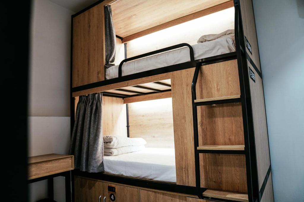 POSHPACKER·Chengdu Local Tea Hostel - 在4张床的女宿舍里，带私人浴室