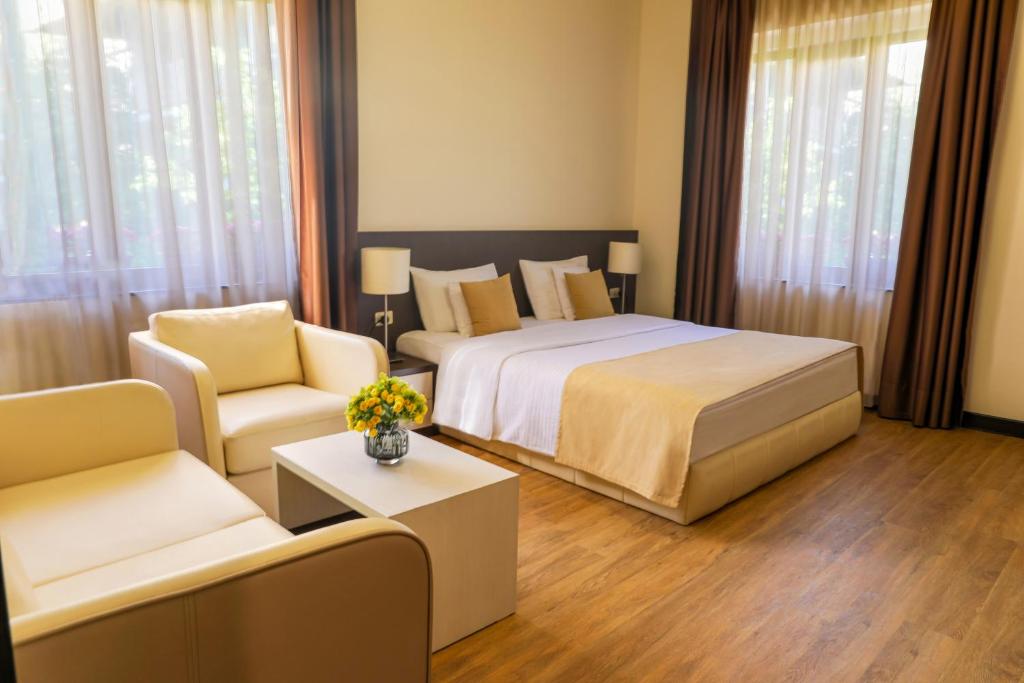 Postel nebo postele na pokoji v ubytování My Hotel Yerevan