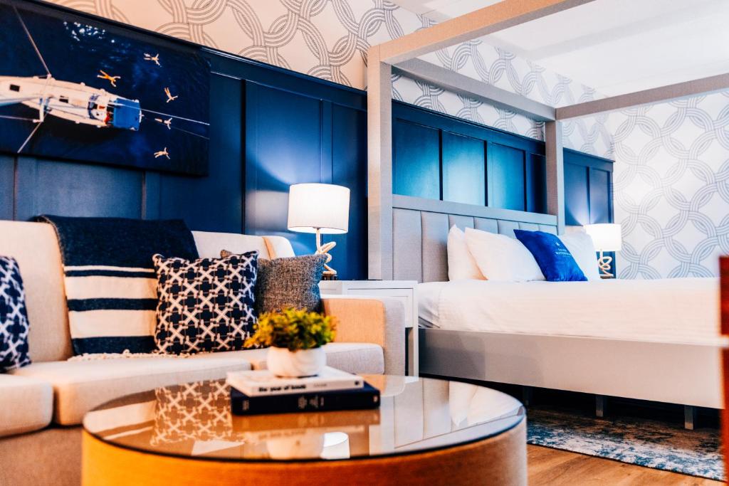 una camera d'albergo con letto, divano e tavolo di Salem Waterfront Hotel & Suites a Salem