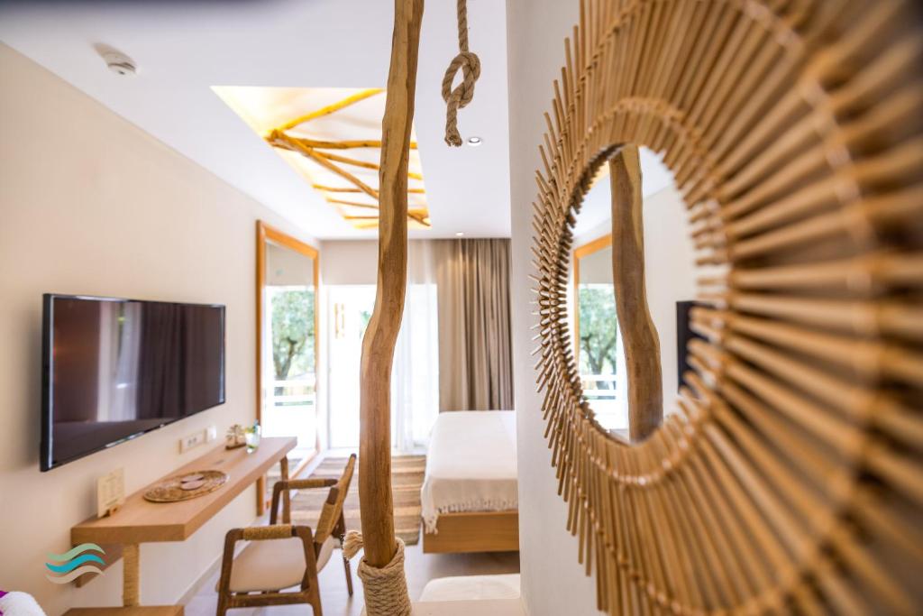 TV a/nebo společenská místnost v ubytování Plataria Seaside Resort