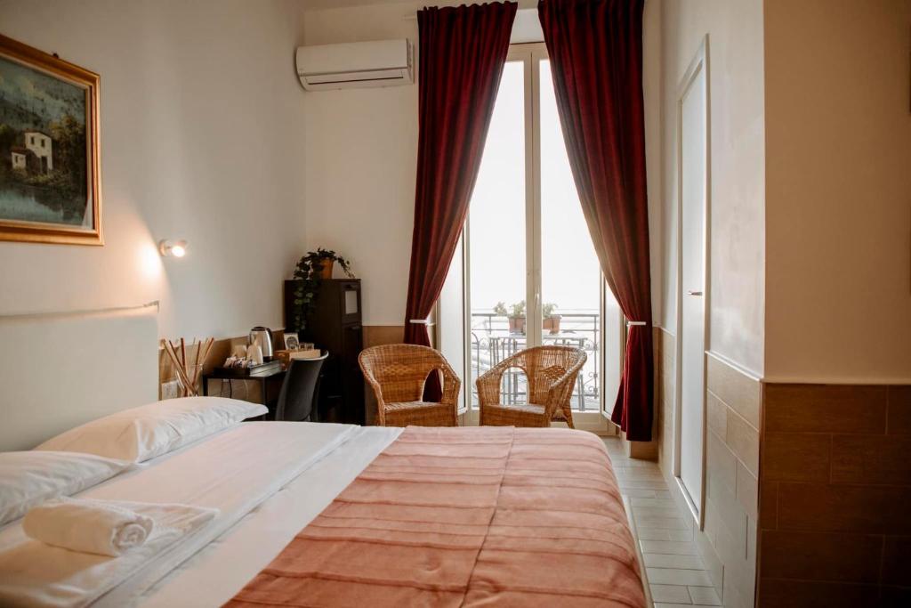 una camera d'albergo con letto e finestra di H22 Hotel a Napoli