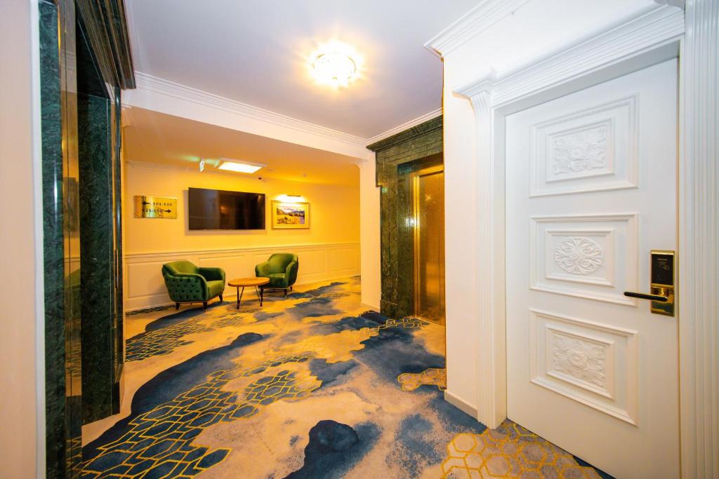 un pasillo con una habitación con una pintura en el suelo en Grand Hotel Belushi, en Boge