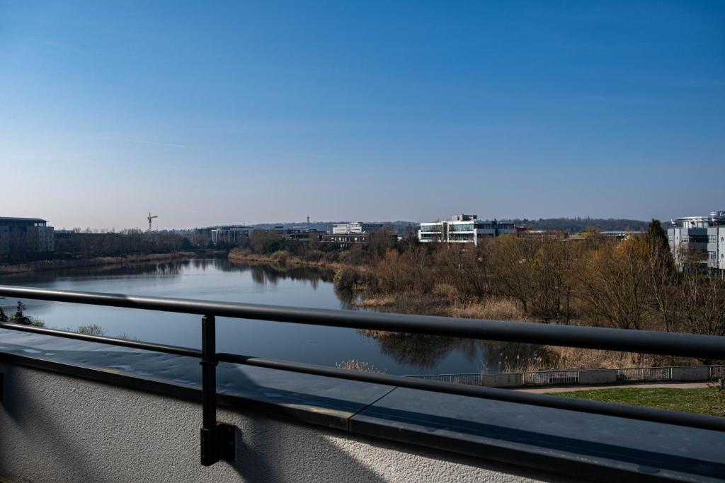 Výhled na řeku, která protéká v blízkosti hotelu