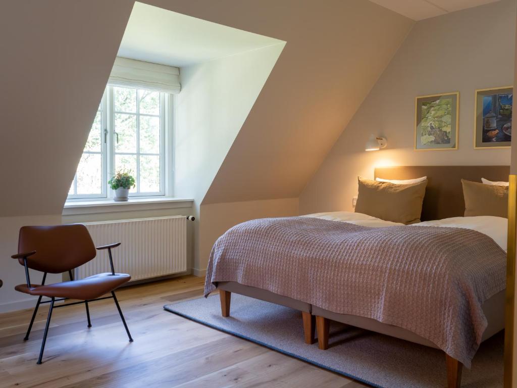 Postel nebo postele na pokoji v ubytování Hotel Knudsens Gaard