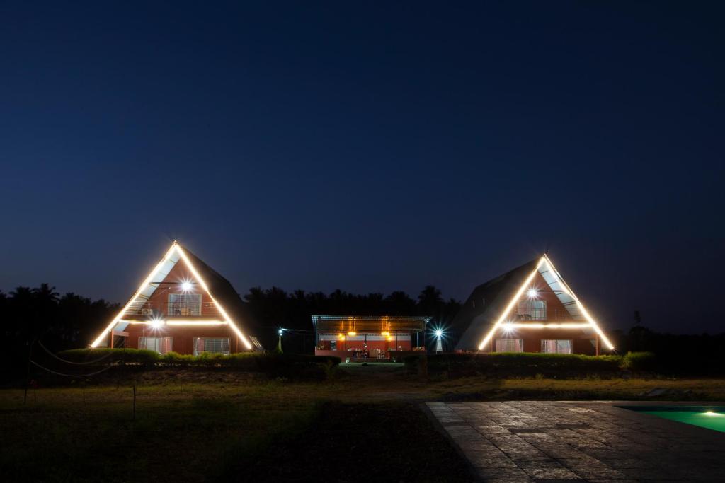 una casa con luces encendidas por la noche en Golden Triangle, en Hampāpura