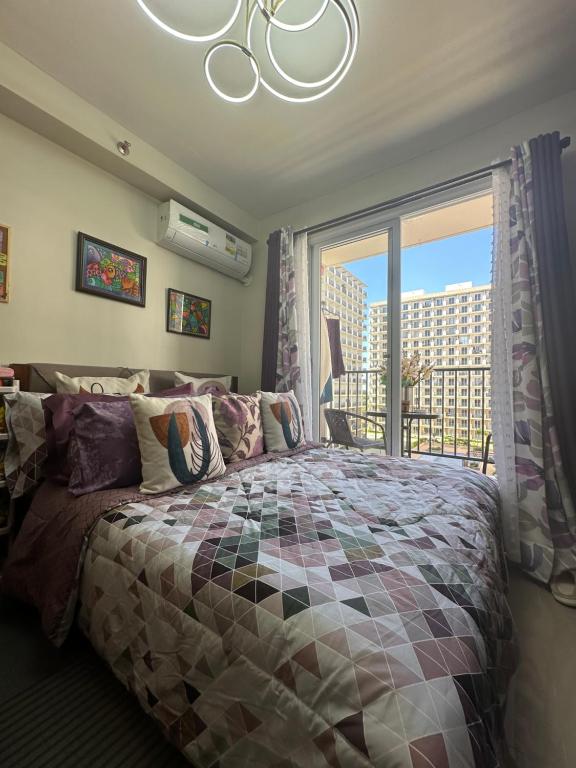 Postel nebo postele na pokoji v ubytování DawnJay Cebu Cozy Studio flat