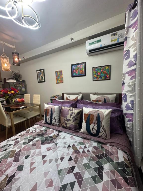 Postel nebo postele na pokoji v ubytování DawnJay Cebu Cozy Studio flat