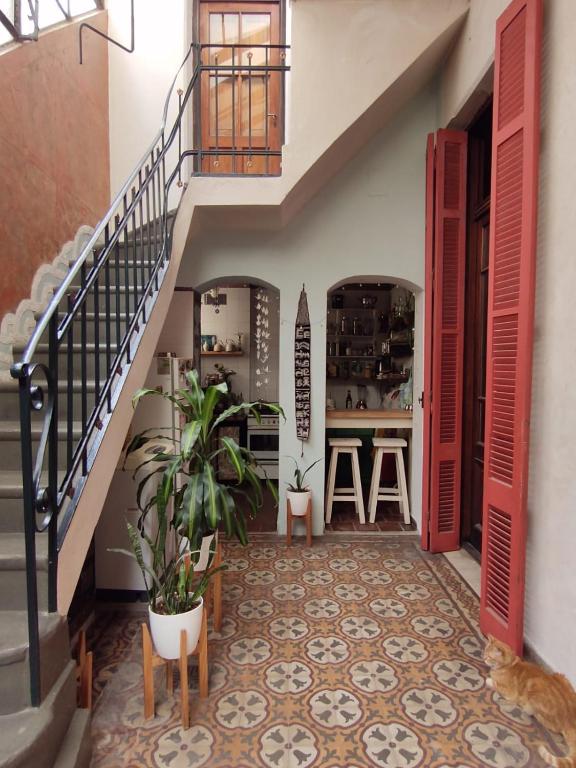 una escalera en una casa con una maceta en La Risa de la Medusa en Buenos Aires