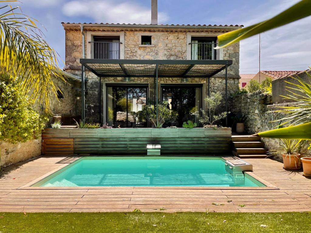 een zwembad voor een huis bij Santal : maison avec piscine entre terre et mer in Saint-Pargoire