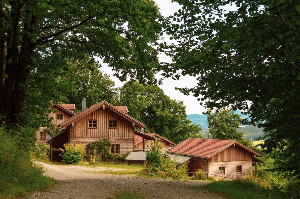 um par de casas de madeira na floresta em Hütten am Waldrand em Altnußberg