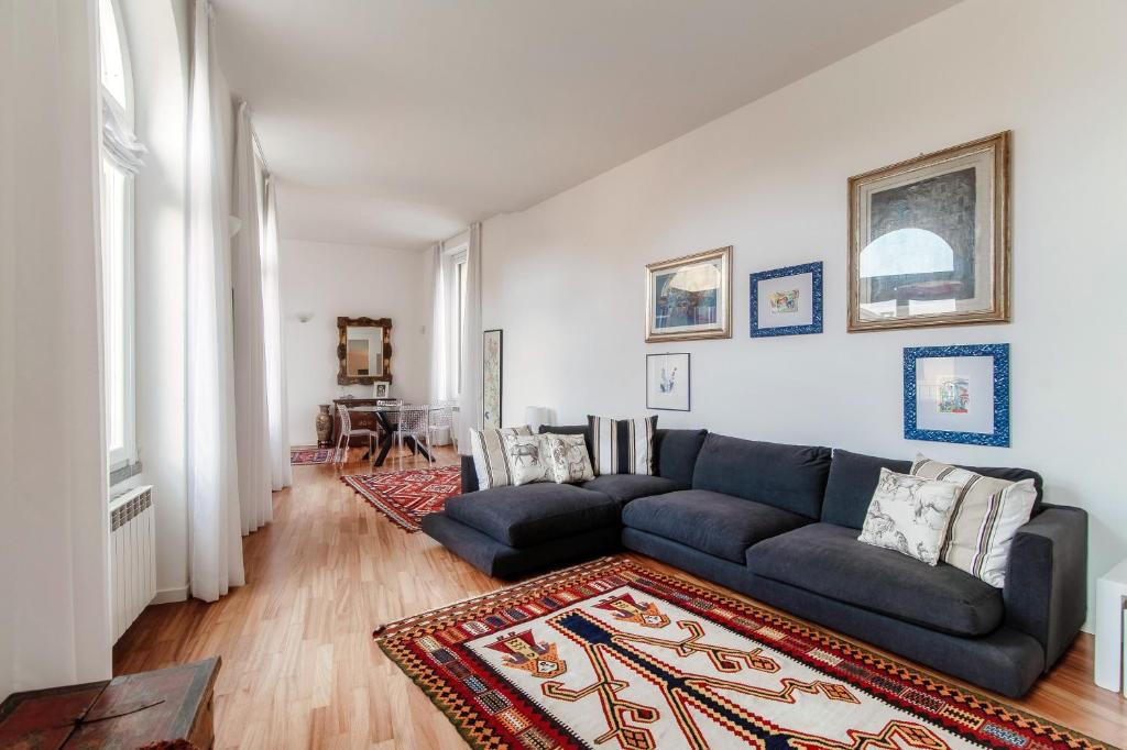 un soggiorno con divano blu e tappeto di Medel - by MyHomeInComo ad Appiano Gentile