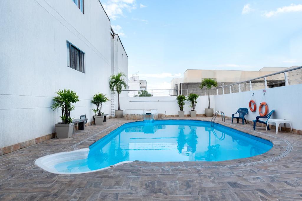 una piscina al lado de un edificio en Hotel Plaza Las Américas Cali, en Cali