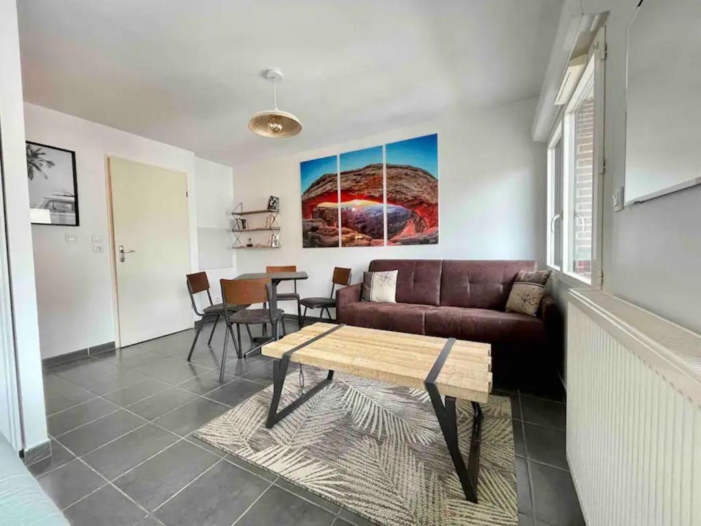 un salon avec un canapé et une table dans l'établissement Taquin by Yumē, à Toulouse