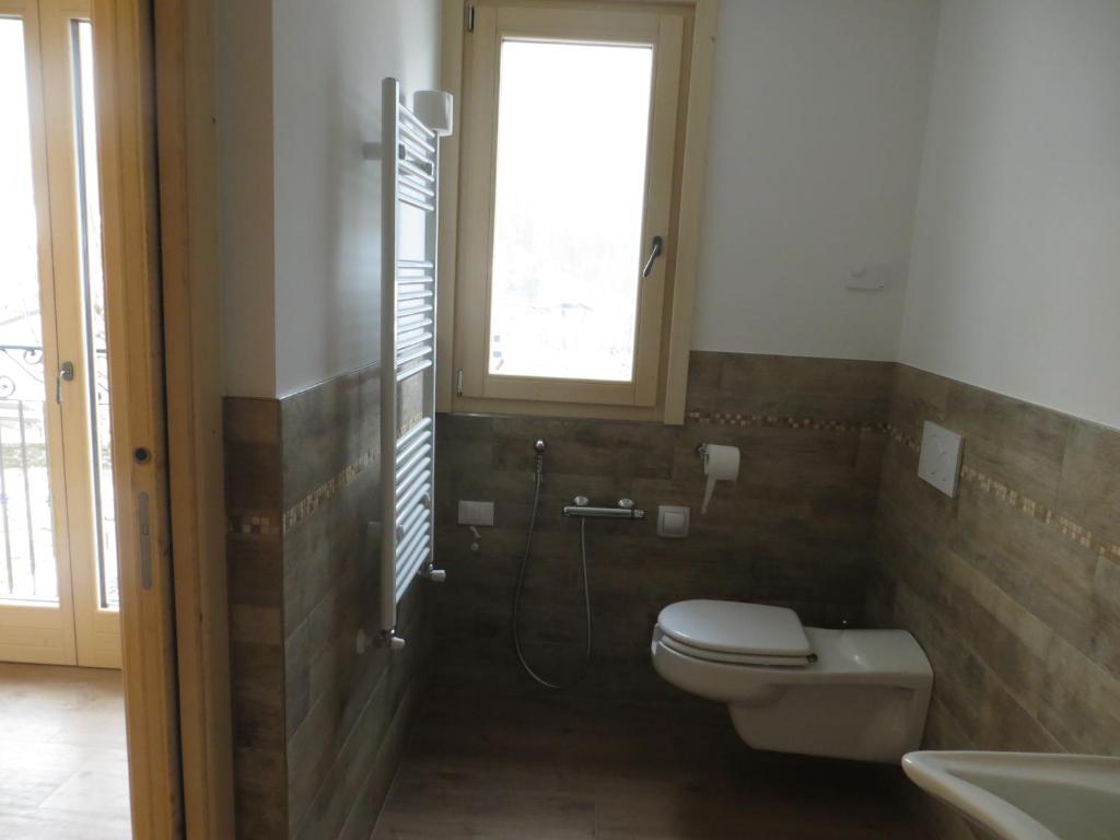 A bathroom at Olimpic Hostel