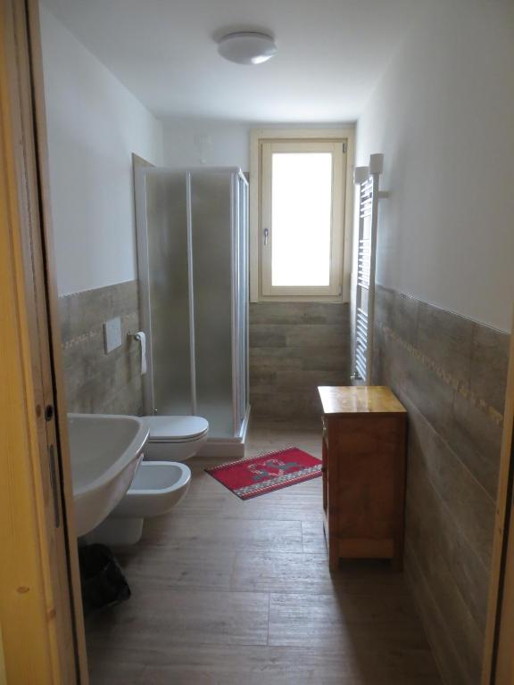 A bathroom at Olimpic Hostel