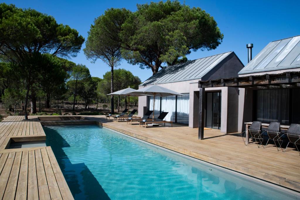 A piscina localizada em Sublime Comporta Country Retreat & SPA ou nos arredores