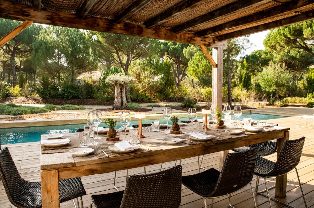 A piscina localizada em Sublime Comporta Country Retreat & SPA ou nos arredores