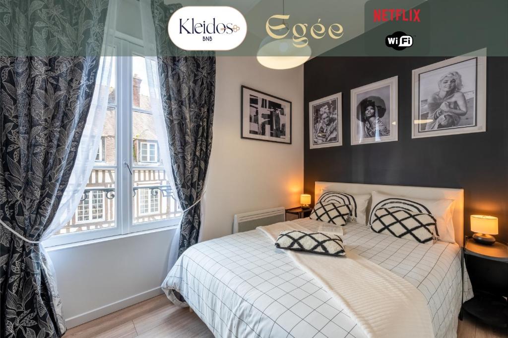 - une chambre avec un lit et une fenêtre dans l'établissement Egée-Charmant Studio Centre Pont-Audemer, à Pont-Audemer