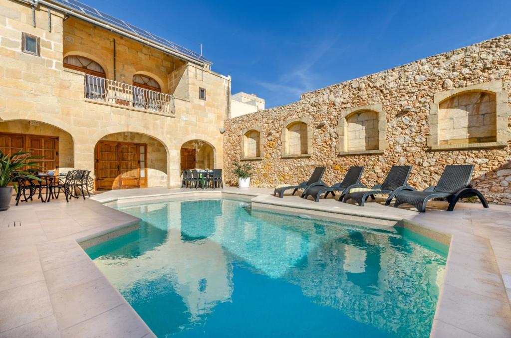 Bazén v ubytování Grand Gozo Farmhouse with Games Room & Pool nebo v jeho okolí