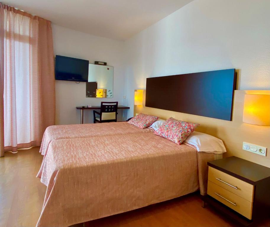 Postel nebo postele na pokoji v ubytování Hotel Blaumar
