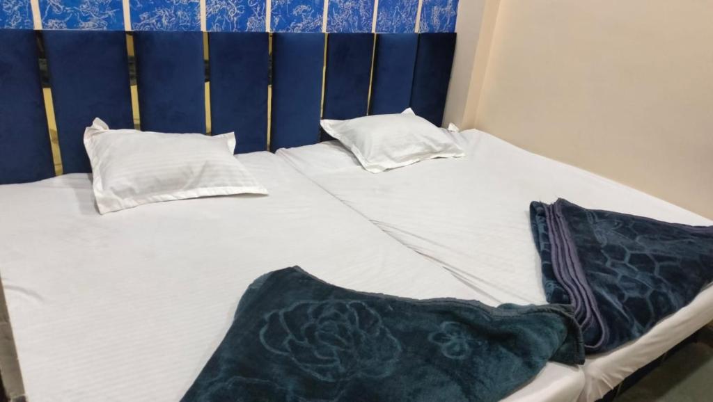 uma cama com duas almofadas e um cobertor em Kinza Home Stay em Ujaim