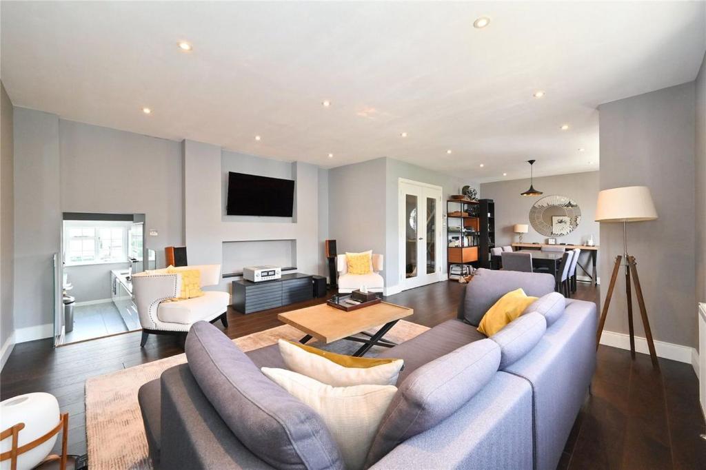 un soggiorno con un grande divano e un tavolo di £4 Million Covent Garden Apartment a Londra