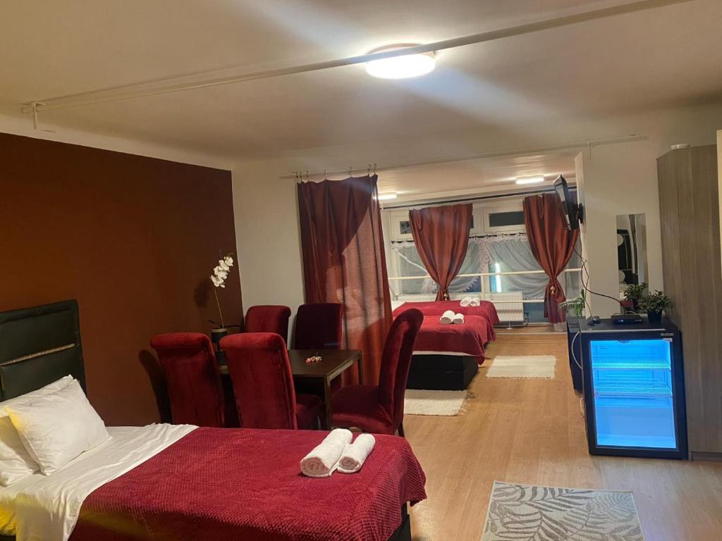 Habitación de hotel con 2 camas, mesa y sillas en Allaga House, en Budapest