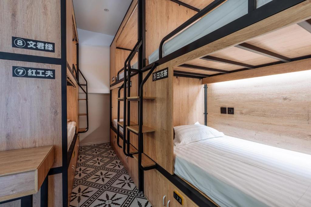 POSHPACKER·Chengdu Local Tea Hostel - Einzelbett Im Schlafsaal Für Männliche Schlaf